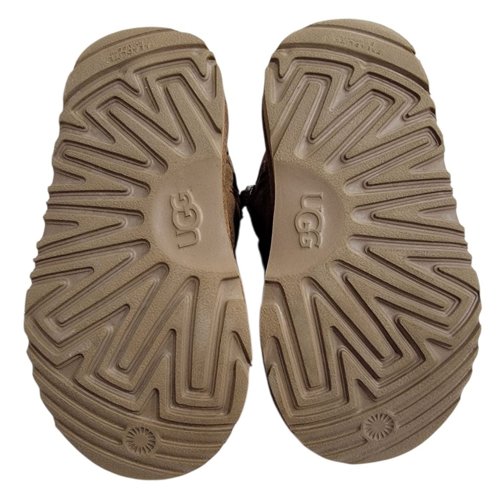 (B) UGG Tan Neumel - Picture 10 of 12